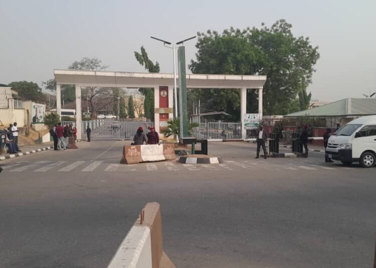 FCT Workers Begin Strike, Shut Down FCTA, FCDA Headquarters FCT 750x536