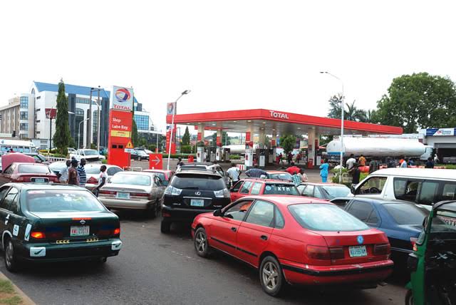Again, Petrol Price May Exceed ₦1,000 Per Litre As Import Cost Hits ₦885 FUEL QUEUES