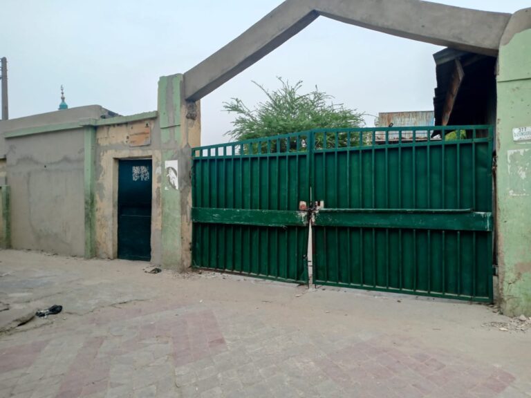 Kano Govt. Threatens To Sack Contractor As Pregnant Women Give Birth At Entrance Gate Of Abandoned Hospital Nuhu Bamalli Maternity Hospital